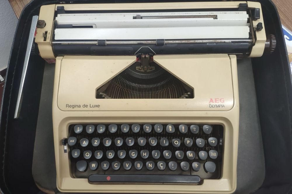 Máquina de escrever AEG Olympia (c/ caixa)
