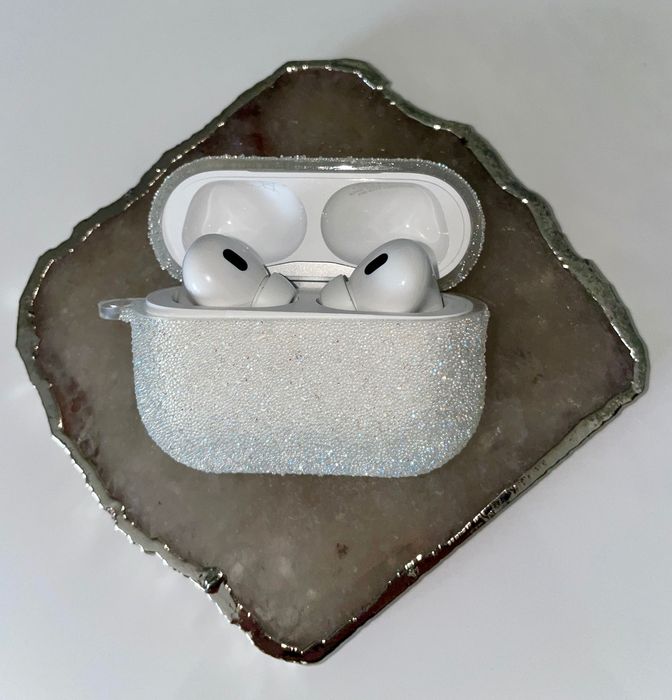 Białe etui AirPods Pro