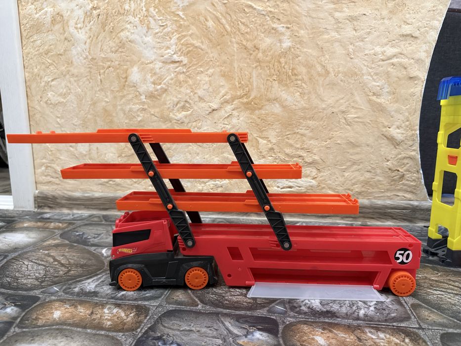 Автовоз та автомийка Hot Wheels