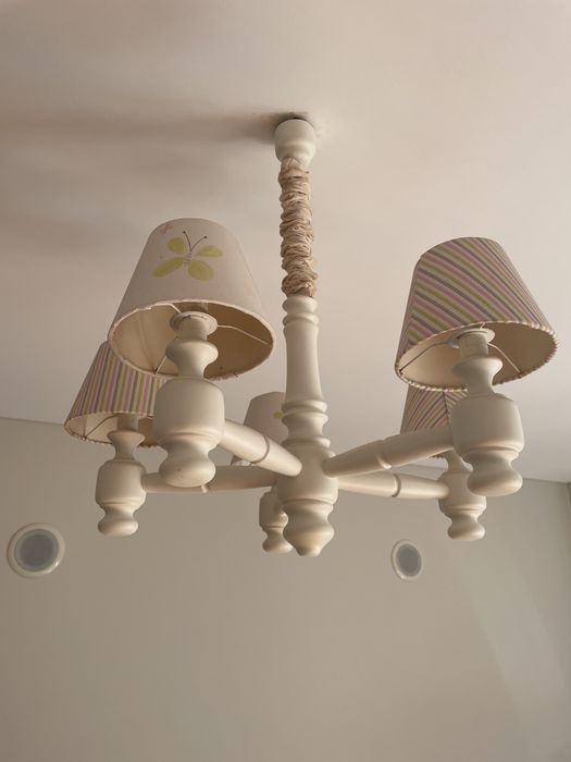 Candeeiros em madeira branca para quarto criança - teto + mesa