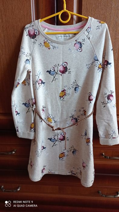Sprzedam kremową sukienkę z H & M r. 134/140, stan bardzo dobry.