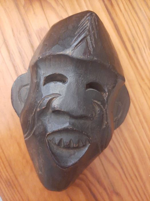 Máscara africana Risonha Mto Leve