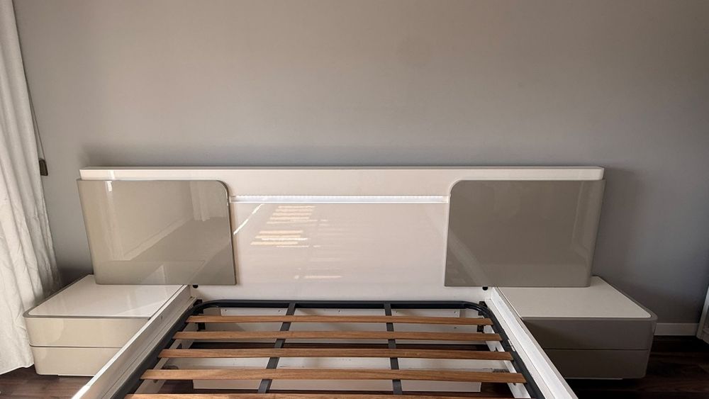 Cama com mesas de cabeceira
