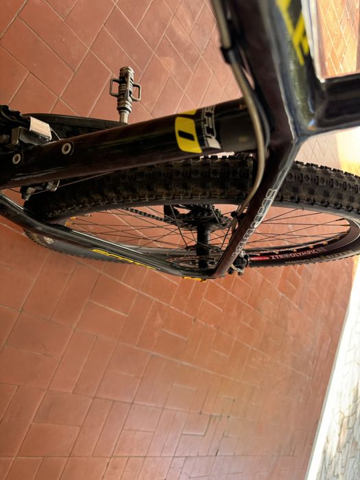 Bicicleta carbono Scott Scale  10 aro 26    Pesa Kg 8,900