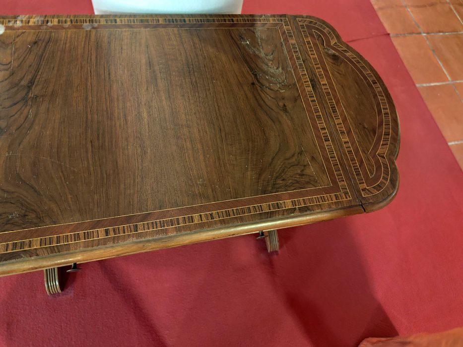 Mesa de apoio antiga em madeira com detalhes decorativos na superfície