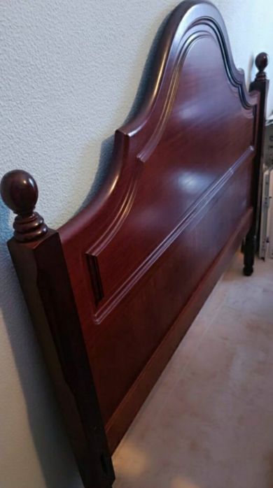 Cama de casal com duas mesas de cabeceira e estrado de ripas