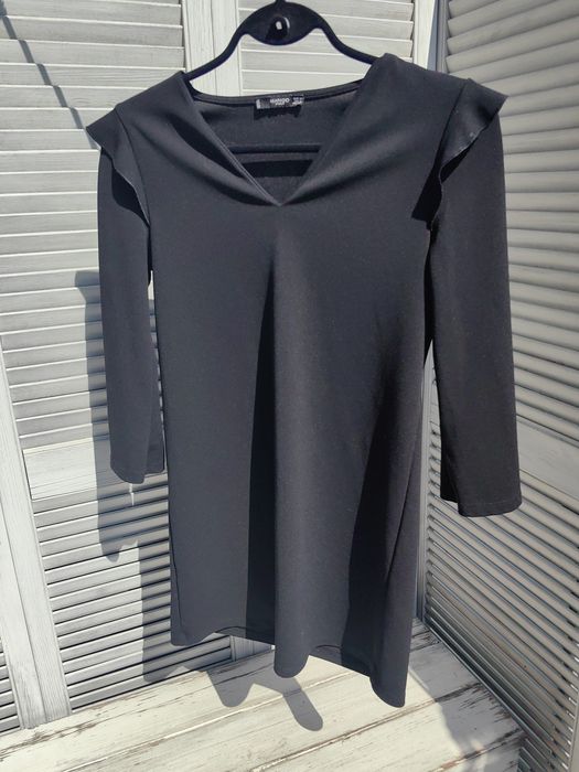 Letnia sukienka do kolan Violeta by Mango,  XS, dekolt V,  czarna stan dobry