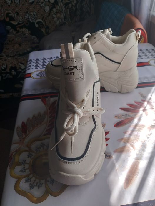 Кросівки нові для дівчини