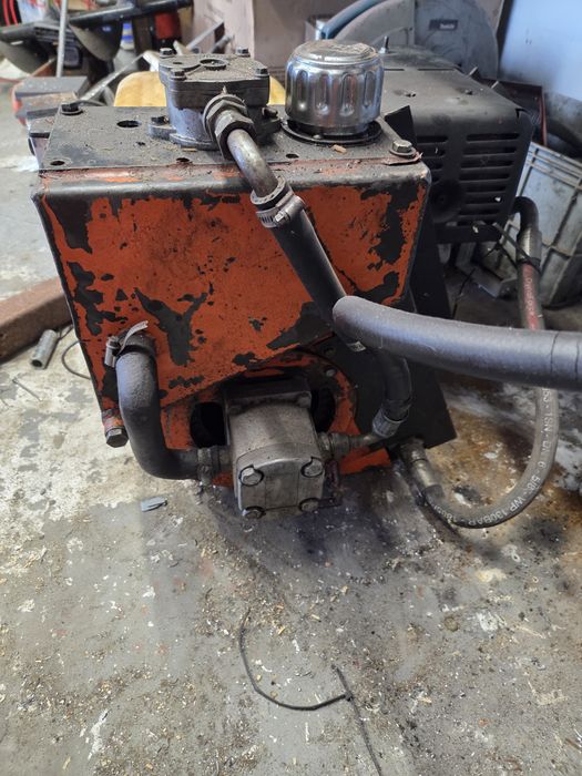 Silnik z pompą hydrauliczną
