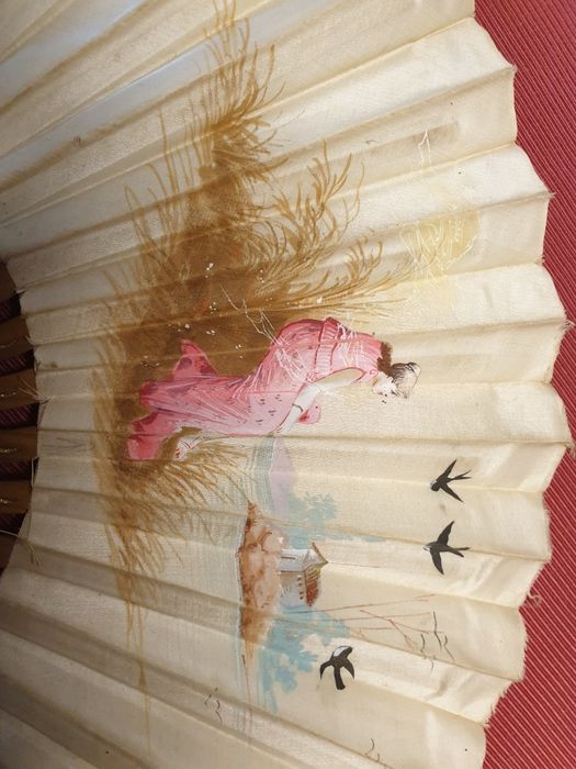 Antigo leque em seda pintada à mão e madeira