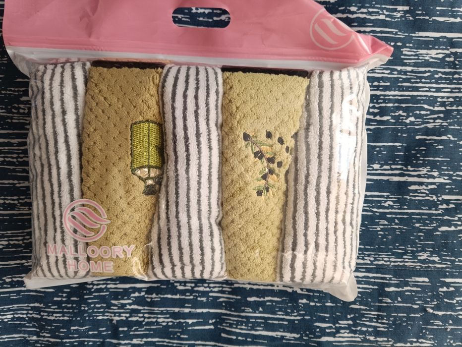 Полотенце для рук та обличчя.