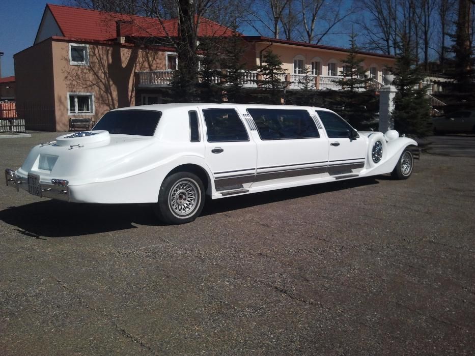 Limuzyna Excalibur w stylu retro samochód na ślub auto na wesele