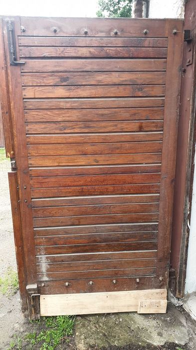 Drewniane drzwi garażowe.