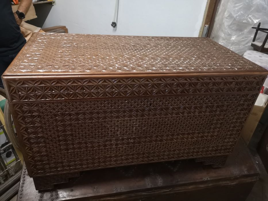 Arca baú trabalhada antiga