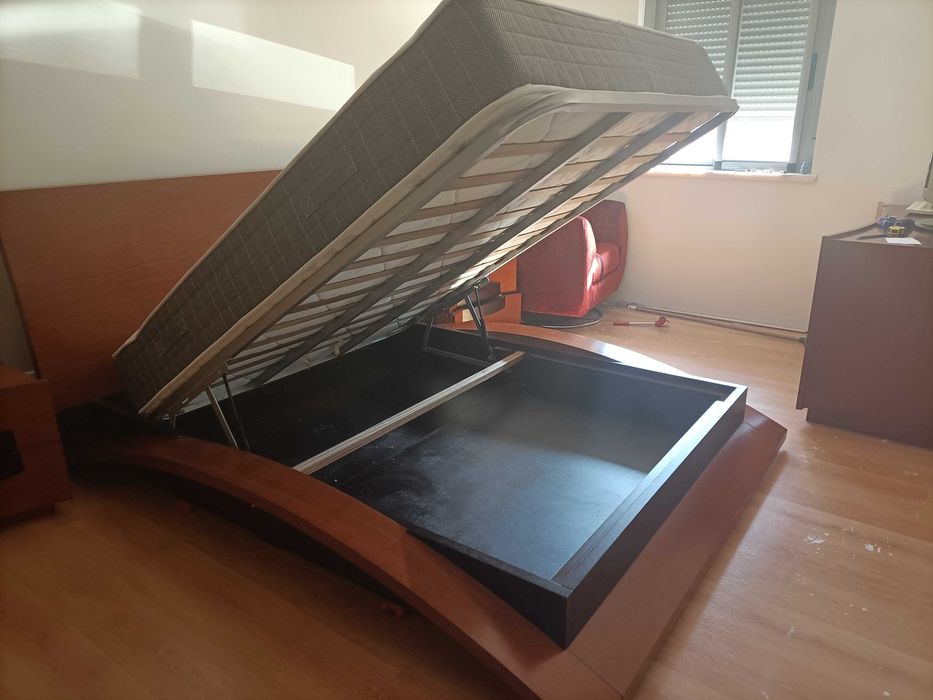 Quarto de casal (cama + mesas de cabeceira + comoda)