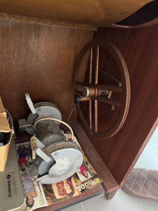 Máquina de costura antiga em muito bom estado