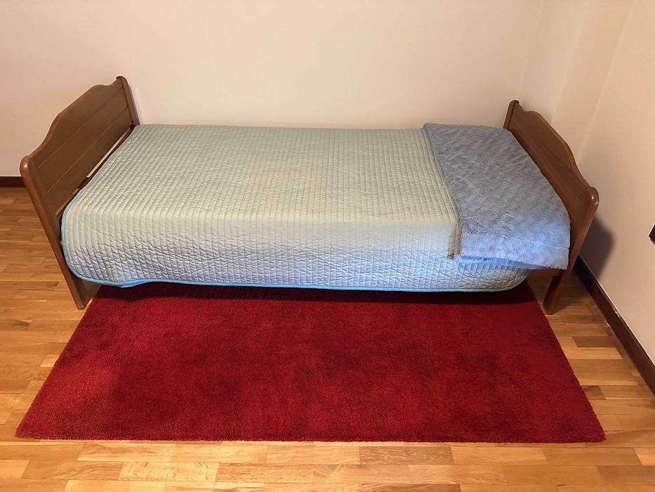 Vende-se Cama de solteiro 90x190 cm, Cor de mel e com pouco uso. Vendo por troca com cama de casal. Vende-se cama e estrado, sem colchão.
