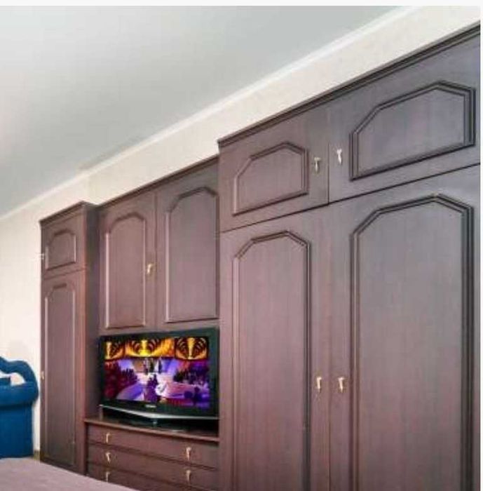 Продам стінку з двома шафами та тумбами в хорошому стані