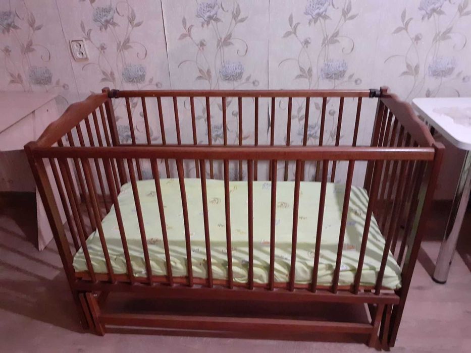 Детская кроватка с маятником и матрасом