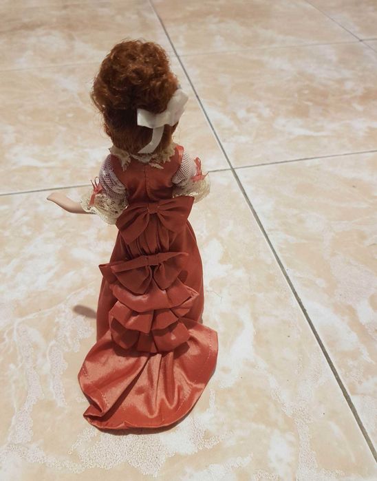 Dama de época em porcelana Catherine Sloper