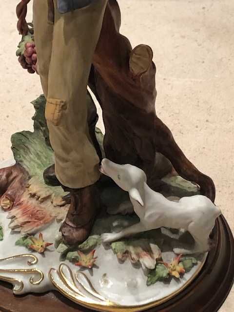 Lindíssima estatueta em Porcelana