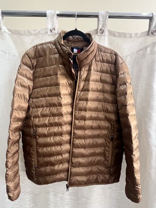 Сучасна чоловіча куртка, відомого бренду.