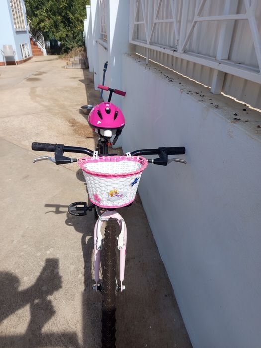 BICICLETA INFANTIL + Trotineta +capacete+ cesto. 85€— 85 €