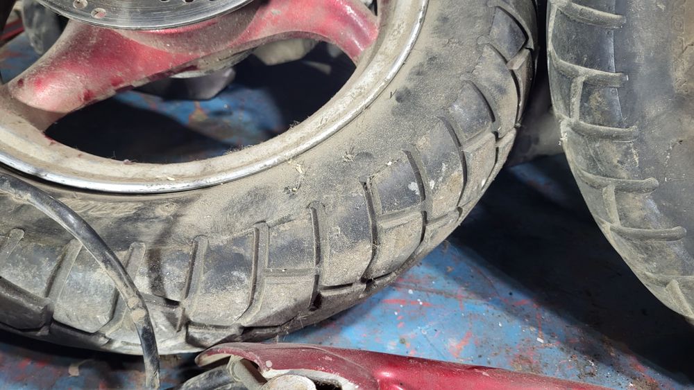 Вайпер Шторм, двигатель 50 кубов двухтактный аналог Ямаха Джог, колёса