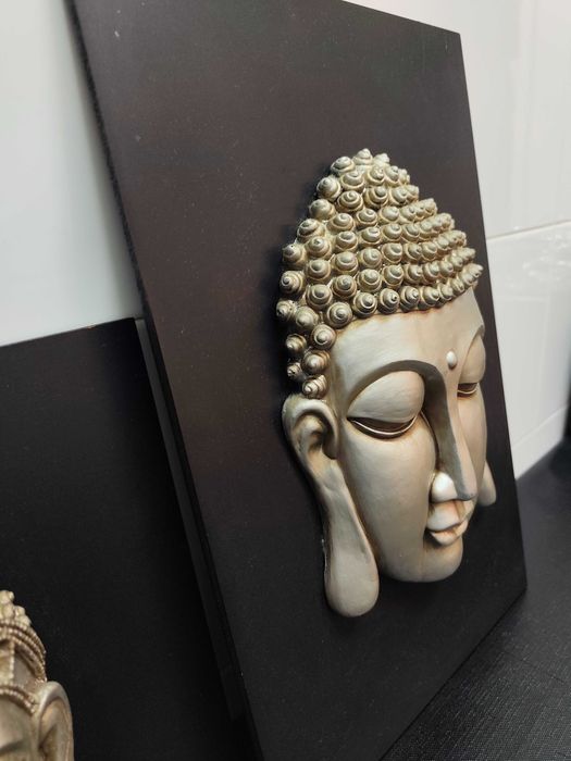 Quadros de Buda em relevo.