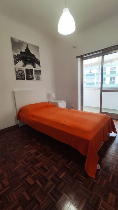 Quarto próximo à Universidade Europeia e Metro da Pontinha (linha Azul) - Rapariga Estudante ou Trabalhadora Deslocada