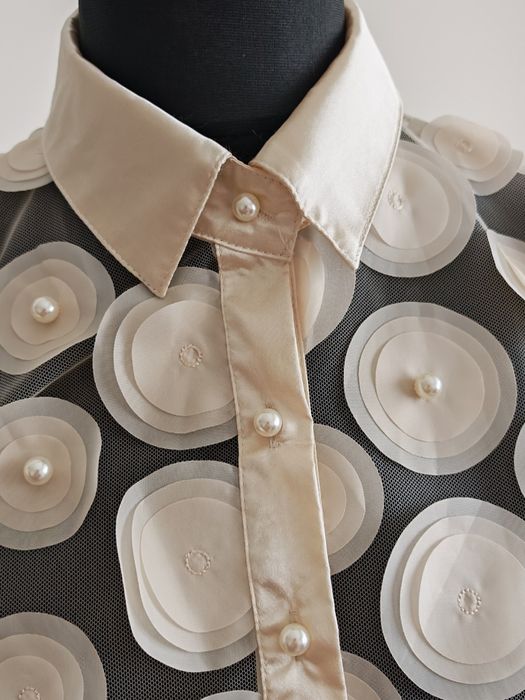 Blusa elegante em cor pérola