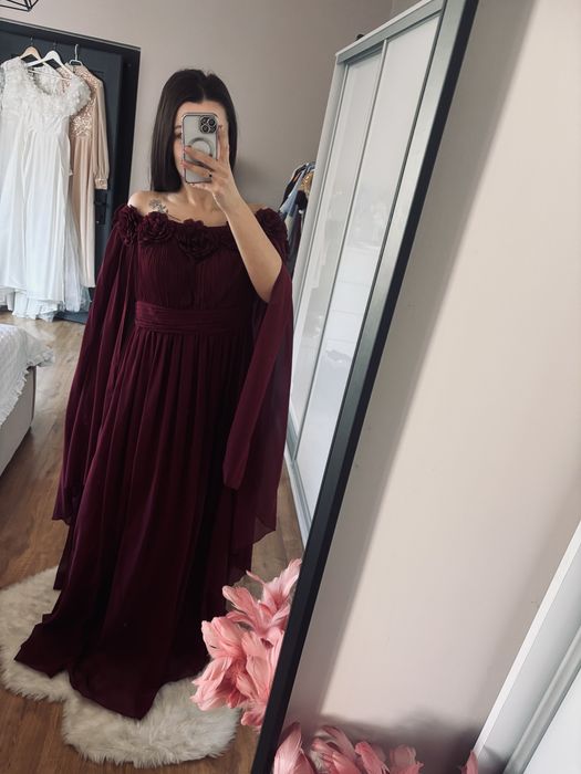 Długa bordowa sukienka zdobienia