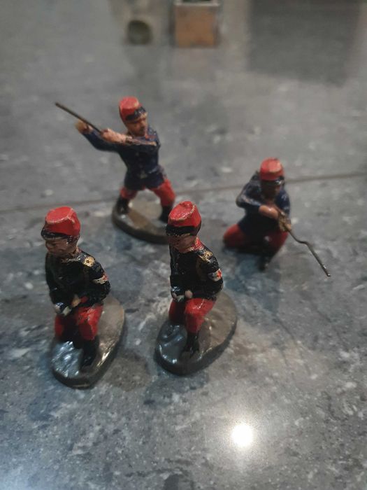 Bardzo stare żołnierzyki z elastoliny