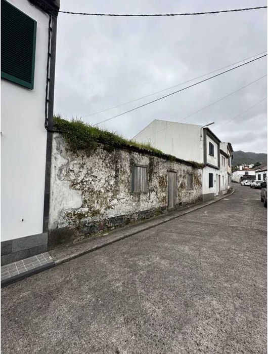 Terreno com ruína no vale das Furnas