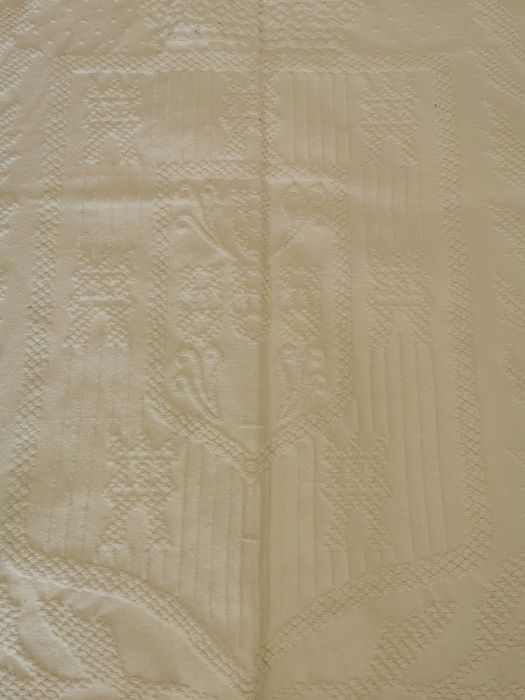 Colcha de linho branca com brasão