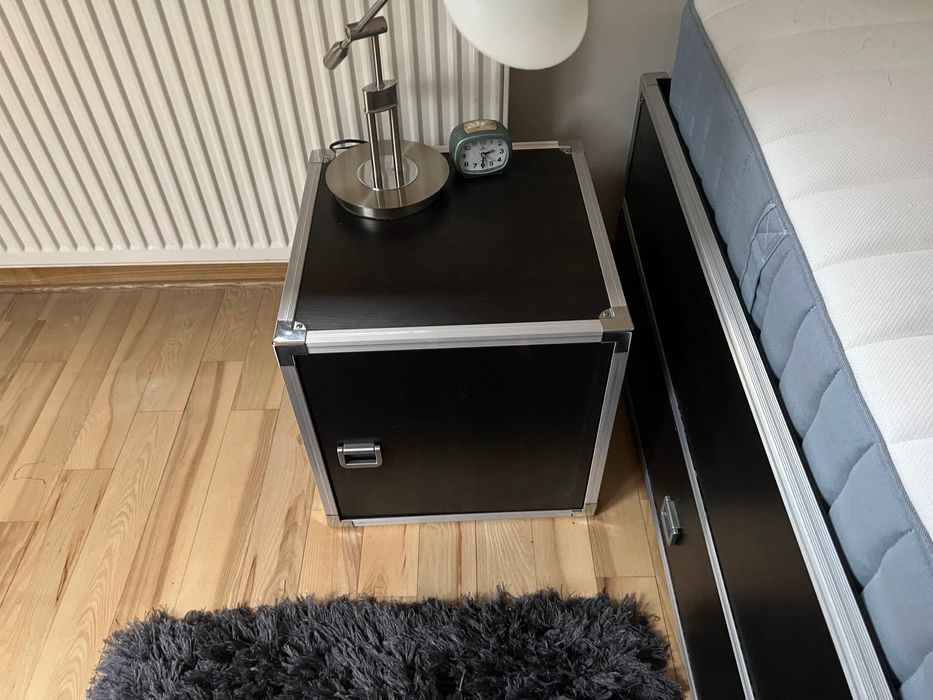 Szafka nocna, czarna, 43 x 43 x 43 cm.