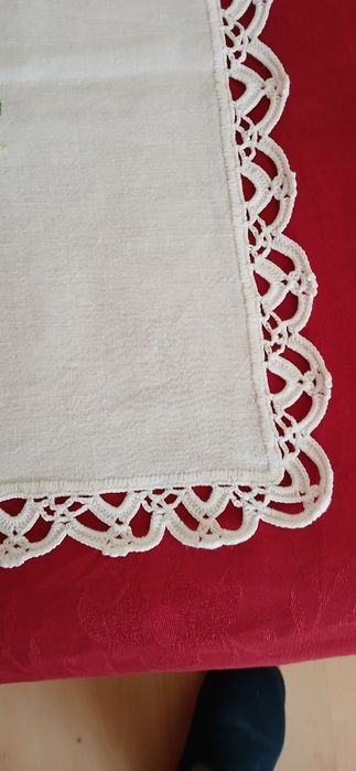 Naperon bordado e debruado a crochet