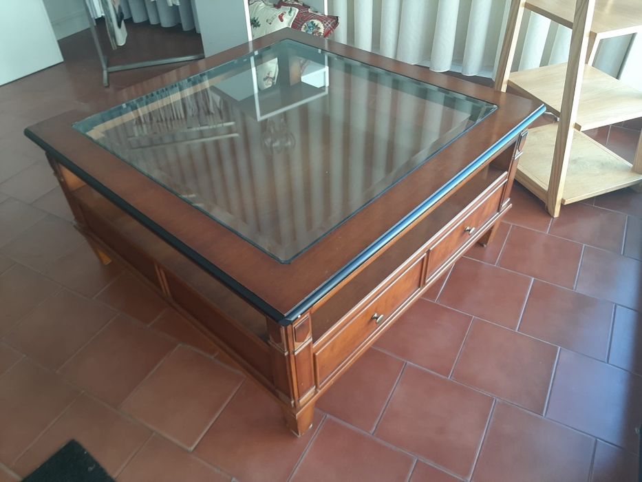 Mesa de centro com vidro