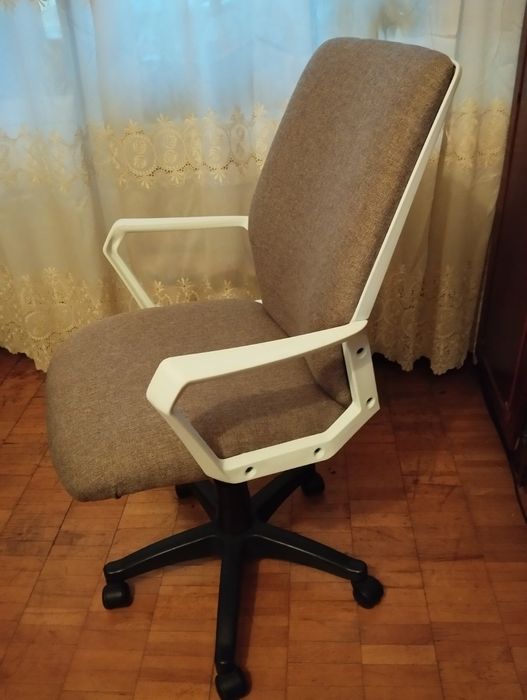 Офисный компьютерный стул кресло