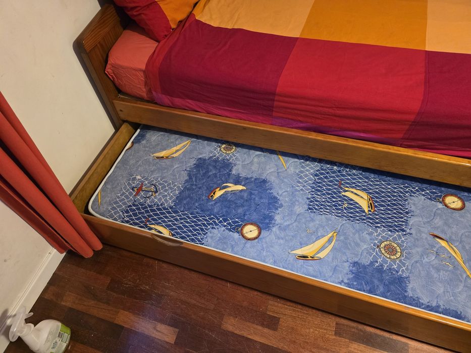 Cama dupla em Madeira Maciça com cama deslizante – Excelente Estado
