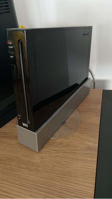 Nintendo Wii preta (RVL-001) com a base/suporte original.