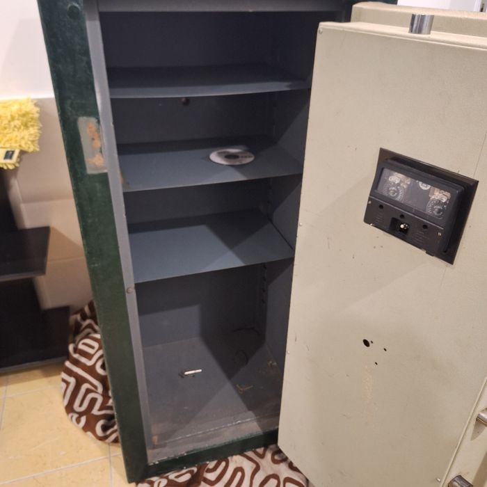 Cofre antigo finibank com chave cumprida