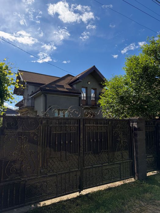 Продається сучасний будинок у місті тячів