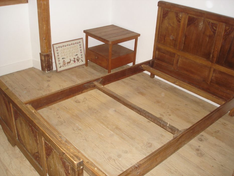 Cama vintage de madeira envernizado