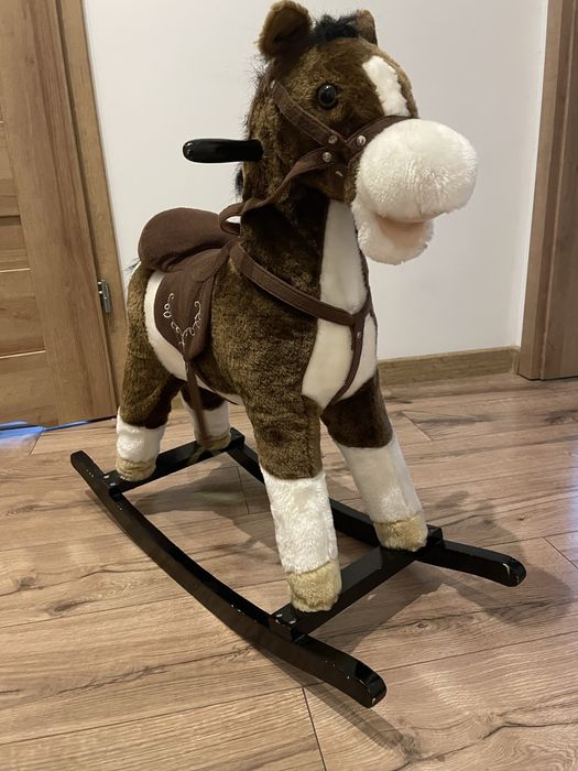 Pluszowy konik na biegunach z dźwiękiem