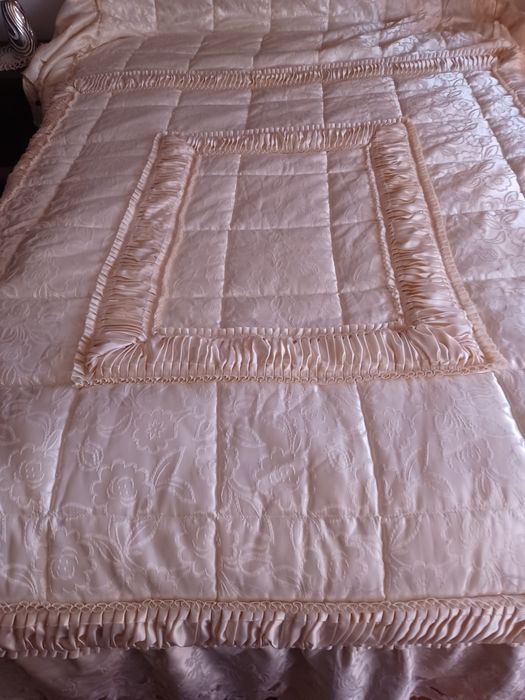 Colcha de casal em cetim, rosa,com folhos