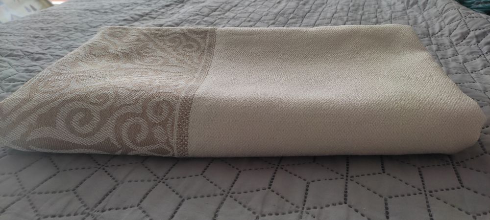 Kremowy obrus ze zdobieniem