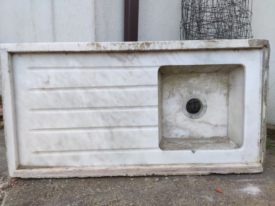 Pia antiga em marmore