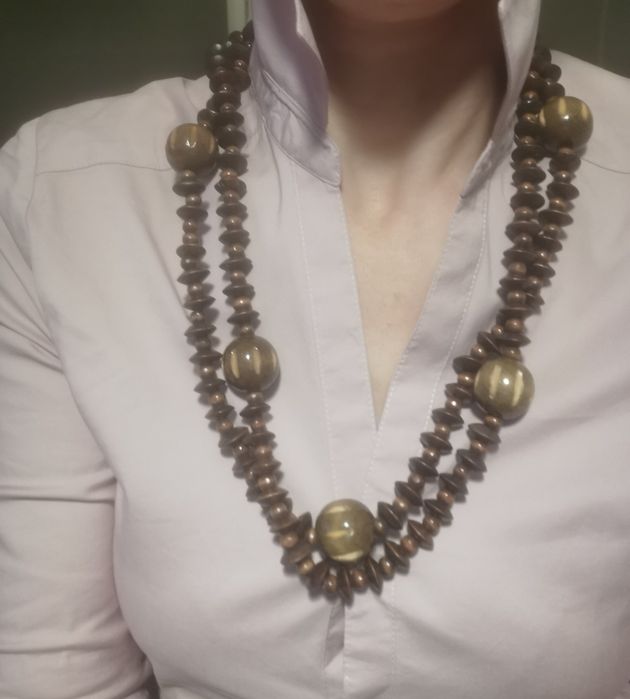 Bardzo długie drewniane korale