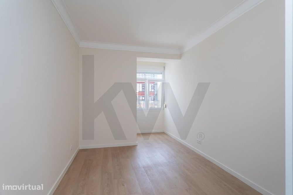 T2 renovado com varanda na Estrela | 2.300€/mês